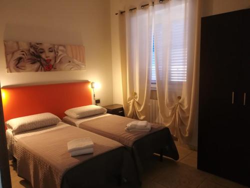2 twin beds