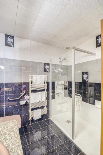 Contact Hotel des Deux Moulins Limoges - Proche de la gare - 샤워실