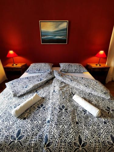 2 bedrooms, 3 beds