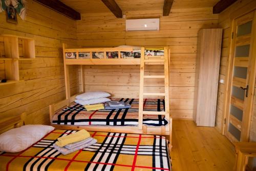 1 twin bed, 1 bunk bed
