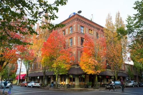 McMenamins Hotel Oregon