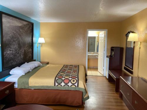 Super 8 by Wyndham Little Rock/North/Airport - image 2