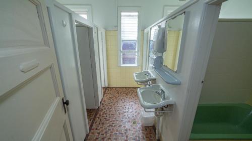Bathroom, Australian Hotel in Ballina