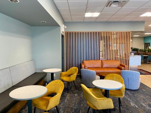 Sala de estar / sala de TV, Howard Johnson by Wyndham Winnipeg West in Winnipeg (MB)
