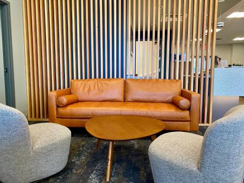 Lobby, Howard Johnson by Wyndham Winnipeg West in Winnipeg (MB)