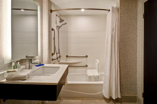 Standard King Room with Mobility Accessible Tub