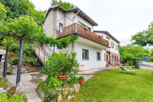 GuestHost - Como Lake Cosy Flat with Garden and Parking