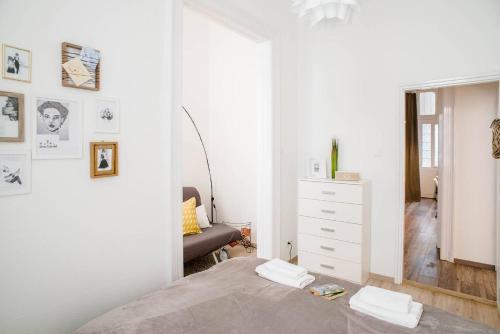 Comfy renewed 3 bedroom apt in center - image 3