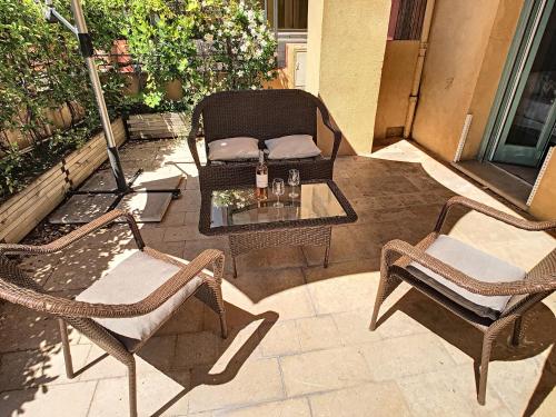 Apartment with Terrace room in Nestor&Jeeves - HOLIDAY VIBES - Very close sea - Free parking