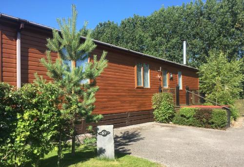 Woodpecker Lodge - timber lodge with hot tub gîte à louer Elvington