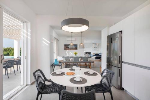 บริการและสิ่งอำนวยความสะดวก, Melia Villa Kos with Heated Pool in แลมบิ