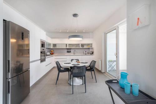 ห้องครัว, Melia Villa Kos with Heated Pool in แลมบิ