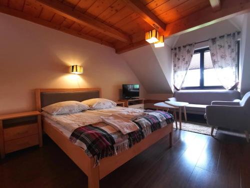 1 double bed, 2 twin beds