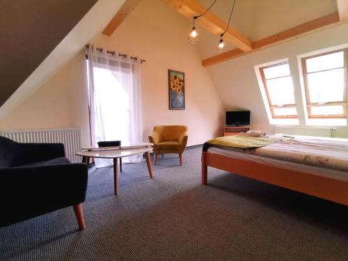 1 double bed, 2 twin beds
