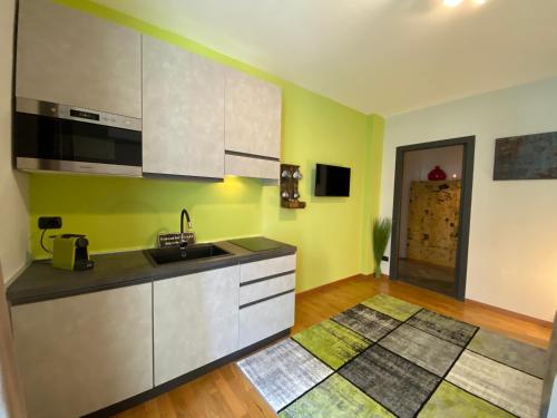 廚房, Spa Tiny Love Apartment close to Milan-Como-Malpensa in 薩龍諾