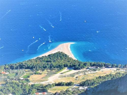 Holiday apartment with a balcony and sea view just 300 metres from the beach - image 6