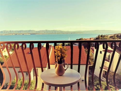 Holiday apartment with a balcony and sea view just 300 metres from the beach - image 3