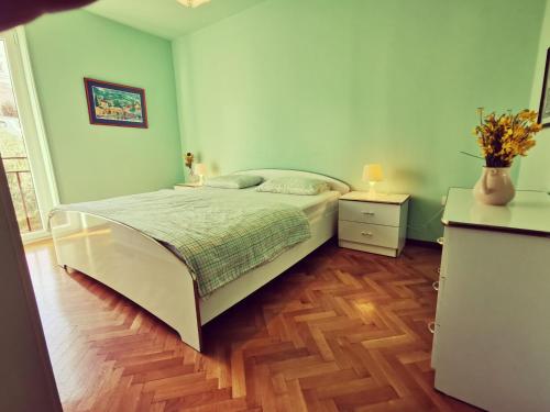 Holiday apartment with a balcony and sea view just 300 metres from the beach - image 2