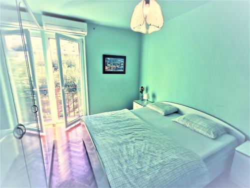 Holiday apartment with a balcony and sea view just 300 metres from the beach - image 10