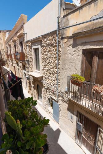 One-Bedroom Apartment - Split Level image 8