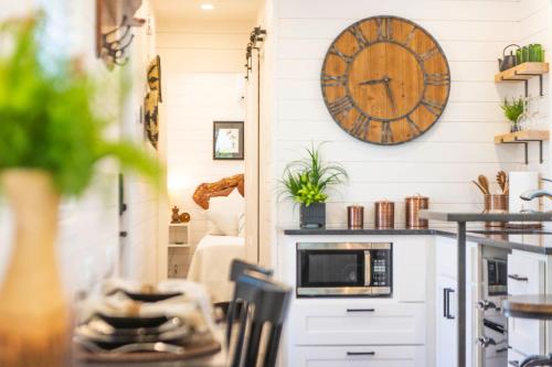 The Woods- Container Tiny House 12 min to Magnolia/Baylor/Downtown - image 9