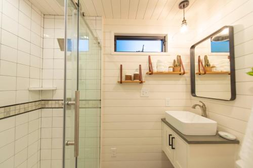 La Casita-Shipping Container House Near Magnolia/Baylor - image 5