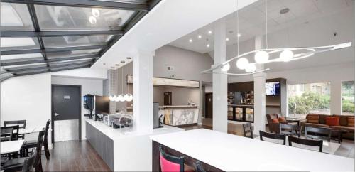 大堂, 公園道最佳西方Plus酒店 (Best Western Plus Parkway Inn) in 威爾遜維爾 (OR)