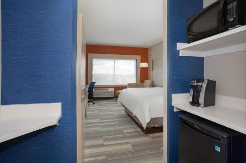 Holiday Inn Express & Suites - Denver NE - Brighton