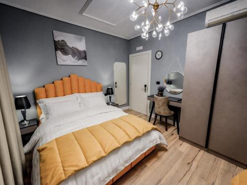 1 king bed, 1 twin bed