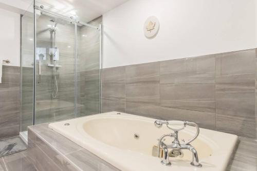 Modern Meets Rustic- 2 Bedroom in Old Quebec