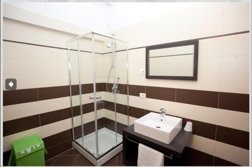 ห้องน้ำ, Hotel Elys in ปิเอเว เอมานูเอเล