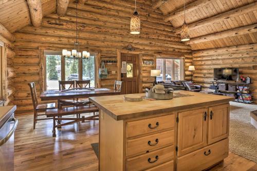 8 Mi to Gondola Cozy Breckenridge Cabin with Deck! in Blue River