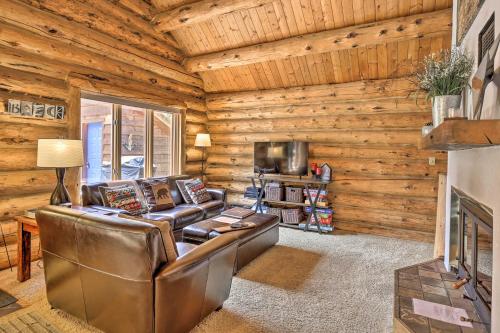 8 Mi to Gondola Cozy Breckenridge Cabin with Deck! in Blue River