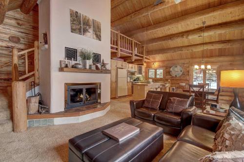 8 Mi to Gondola Cozy Breckenridge Cabin with Deck! in Blue River