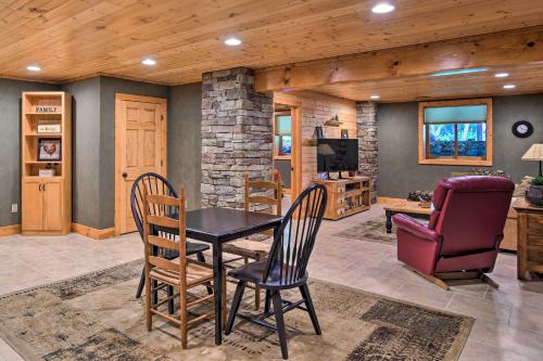 Luxe Countryside Lodge Steps to Raccoon River - main image