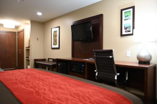 Giles Hotel Inn and Suites Set in a prime location of Pulaski (TN), Comfort Inn Pulaski puts everything the city has to offer just outside your doorstep. Both business travelers and tourists can enjoy the hotels facilities and