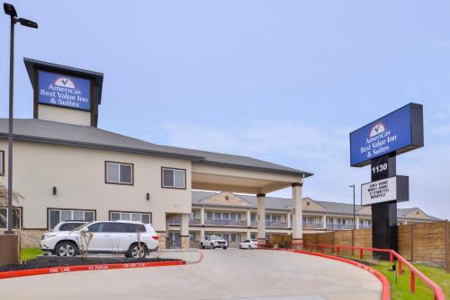 Exterior view, Americas Inn & Suites IAH North in Humble