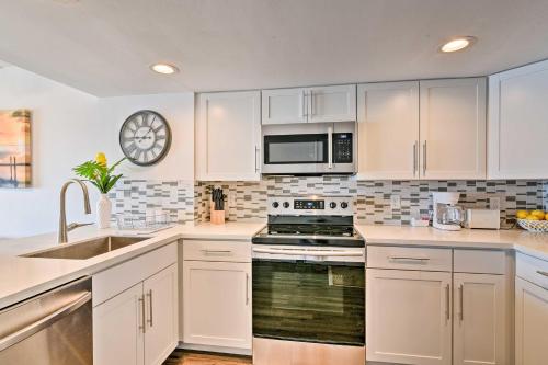 Bright Beach Condo with Ocean View and Balcony! - image 10
