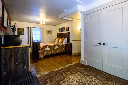 Alpen Way Chalet Mountain Lodge in Evergreen, USA