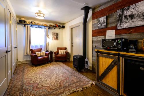 Alpen Way Chalet Mountain Lodge in Evergreen, USA