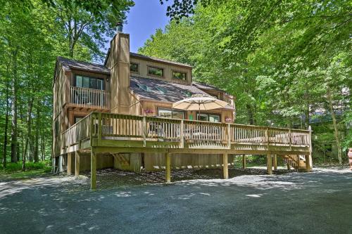 Bear Den Rustic Mountain Getaway with Game Room! - image 8