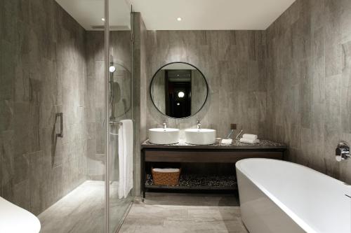 room detail thumbnail 2
