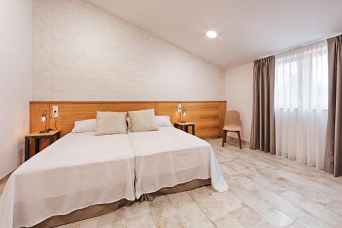 4 twin beds