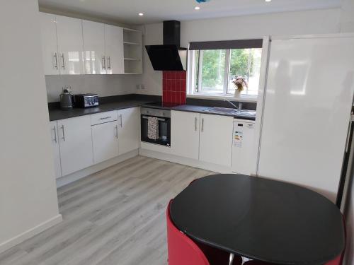 Bright First Floor Flat - Ideal For Families, Pilots, Crew Or Contractors Close To Gatwick And M, Crawley, West Sussex