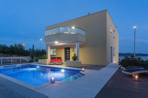 Villa-Split-Luxury-Heated salt water Pool-up to 3 family