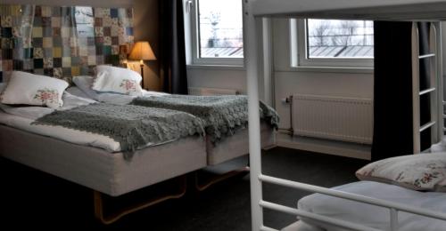 1 double bed, 2 bunk beds