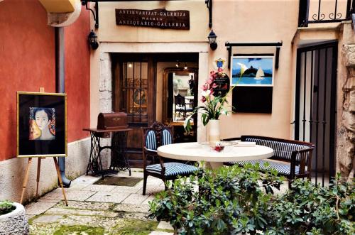 출입구, 빌라 투토로토 (Villa Tuttorotto) in 로빈