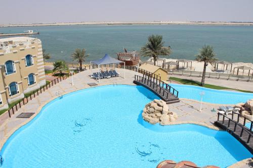 Swimming pool, Tio Sea Resort in Al Khor