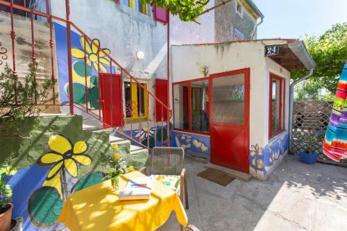 A szálláshely kívülről, Crni in Crni