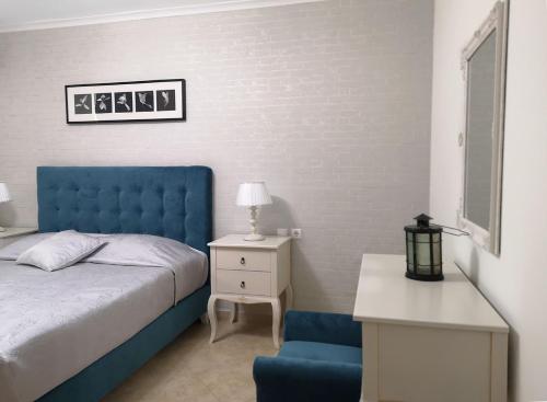 1 queen bed, 1 sofa bed